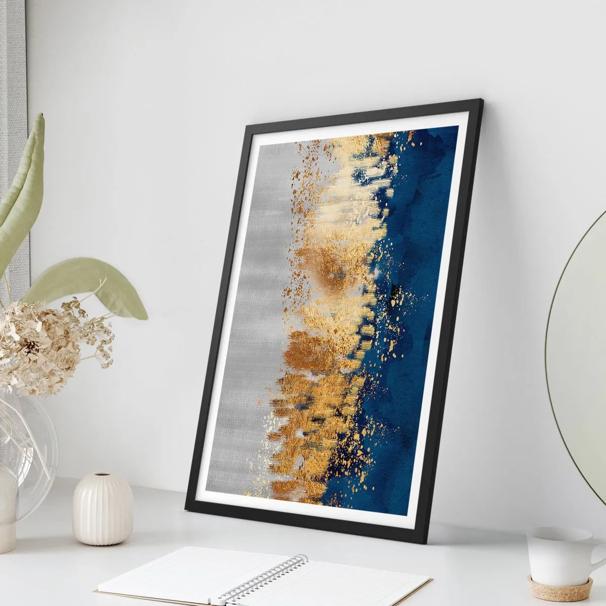 Poster in cornice nera - Una composizione astratta nei toni del blu navy, oro e argento - 50x70cm - Composizione moderna con bagliore - Decorazione murale moderna per soggiorno e camera da letto ARTTOR