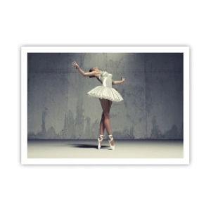 Poster - Una ballerina in abito bianco contro un muro grezzo. - 100x70cm - Leggero come un uccello - Decorazione murale moderna per soggiorno e camera da letto ARTTOR
