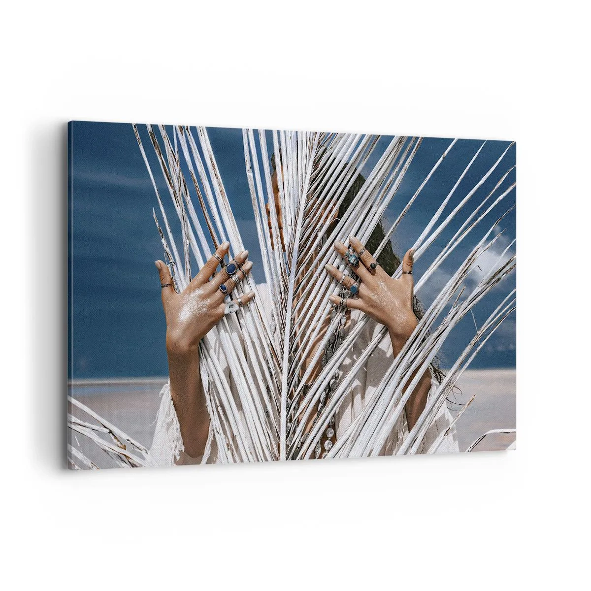 Quadro su tela - Stampe su Tela - Una donna nascosta dietro foglie di palma con anelli alle mani. - 120x80cm - La ragazza dello sciamano? - Decorazione murale moderna per soggiorno e camera da letto ARTTOR