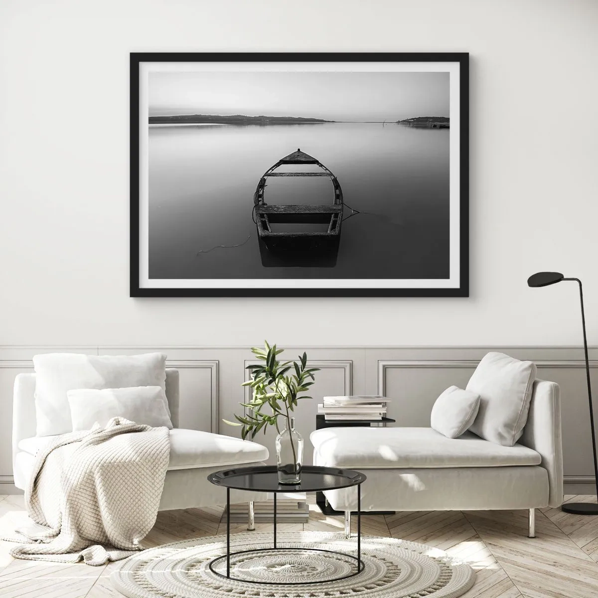 Poster in cornice nera - Una barca solitaria su un lago calmo nei toni del bianco e del nero - 100x70cm - Nostalgia e malinconia - Decorazione murale moderna per soggiorno e camera da letto ARTTOR