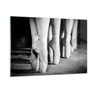 Quadro su vetro - Ballerine sulle punte in un ambiente in bianco e nero - 120x80cm - Insieme, con leggerezza - Decorazione murale moderna per soggiorno e camera da letto ARTTOR