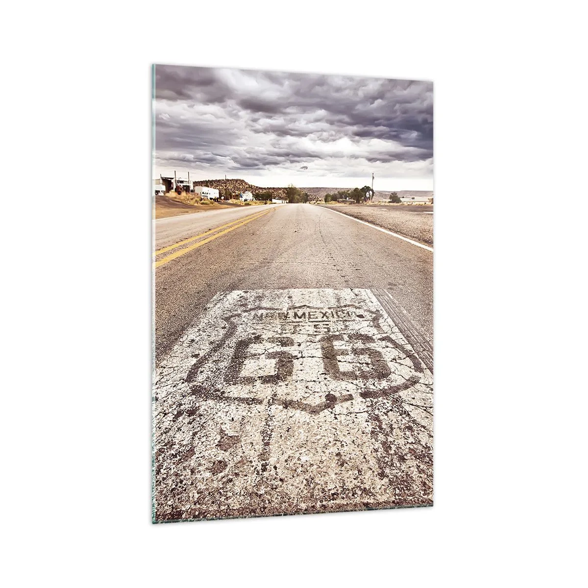 Quadro su vetro - Route 66 in un clima desertico con un cielo pittoresco - 70x100cm - La Route 66: una leggenda americana - Decorazione murale moderna per soggiorno e camera da letto ARTTOR