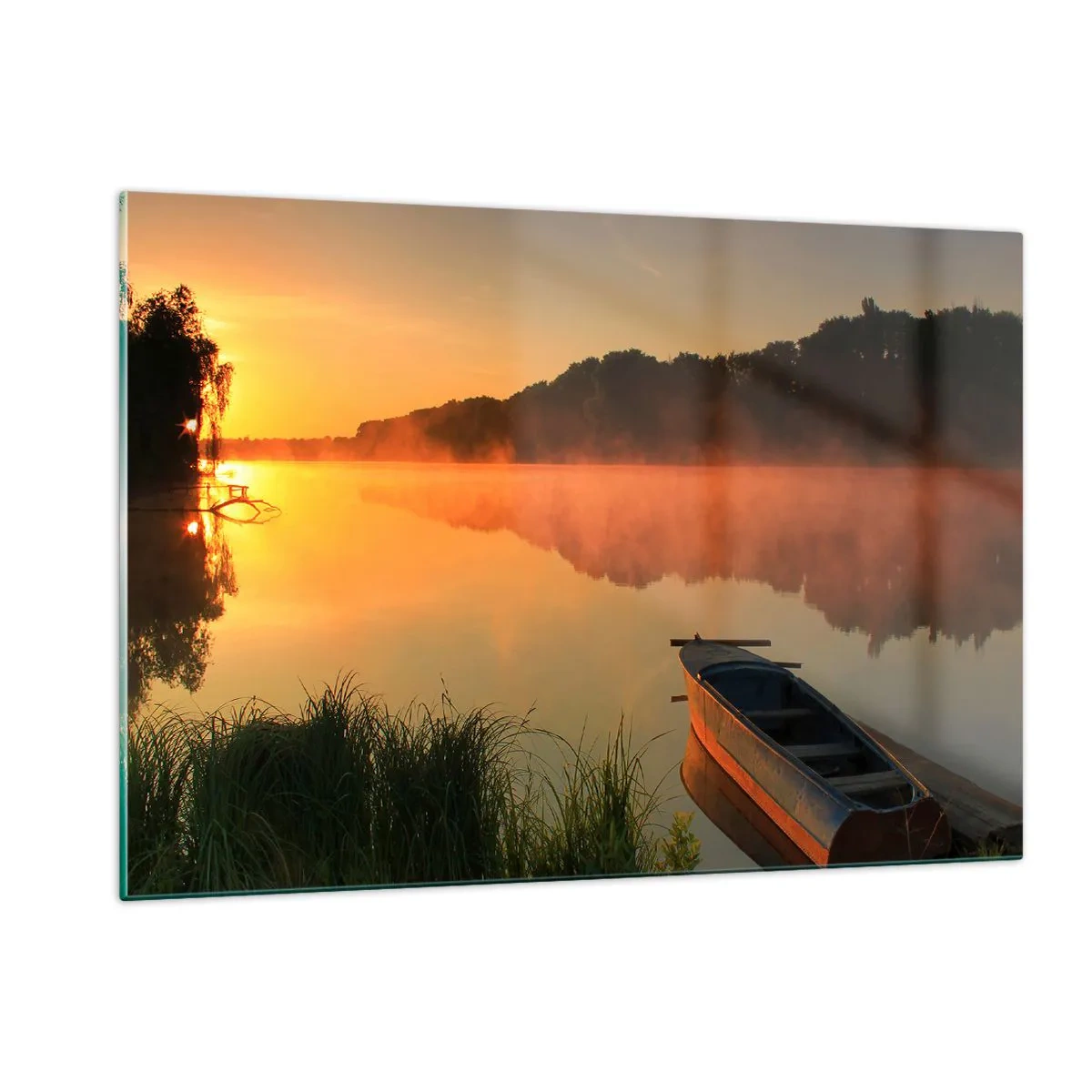 Quadro su vetro - Alba su un lago calmo con una barca sulla riva - 120x80cm - Alba sull'acqua, come uno specchio - Decorazione murale moderna per soggiorno e camera da letto ARTTOR