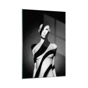 Quadro su vetro - Ritratto in bianco e nero di una donna con ombre suggestive - 50x70cm - Luci e ombre - Decorazione murale moderna per soggiorno e camera da letto ARTTOR