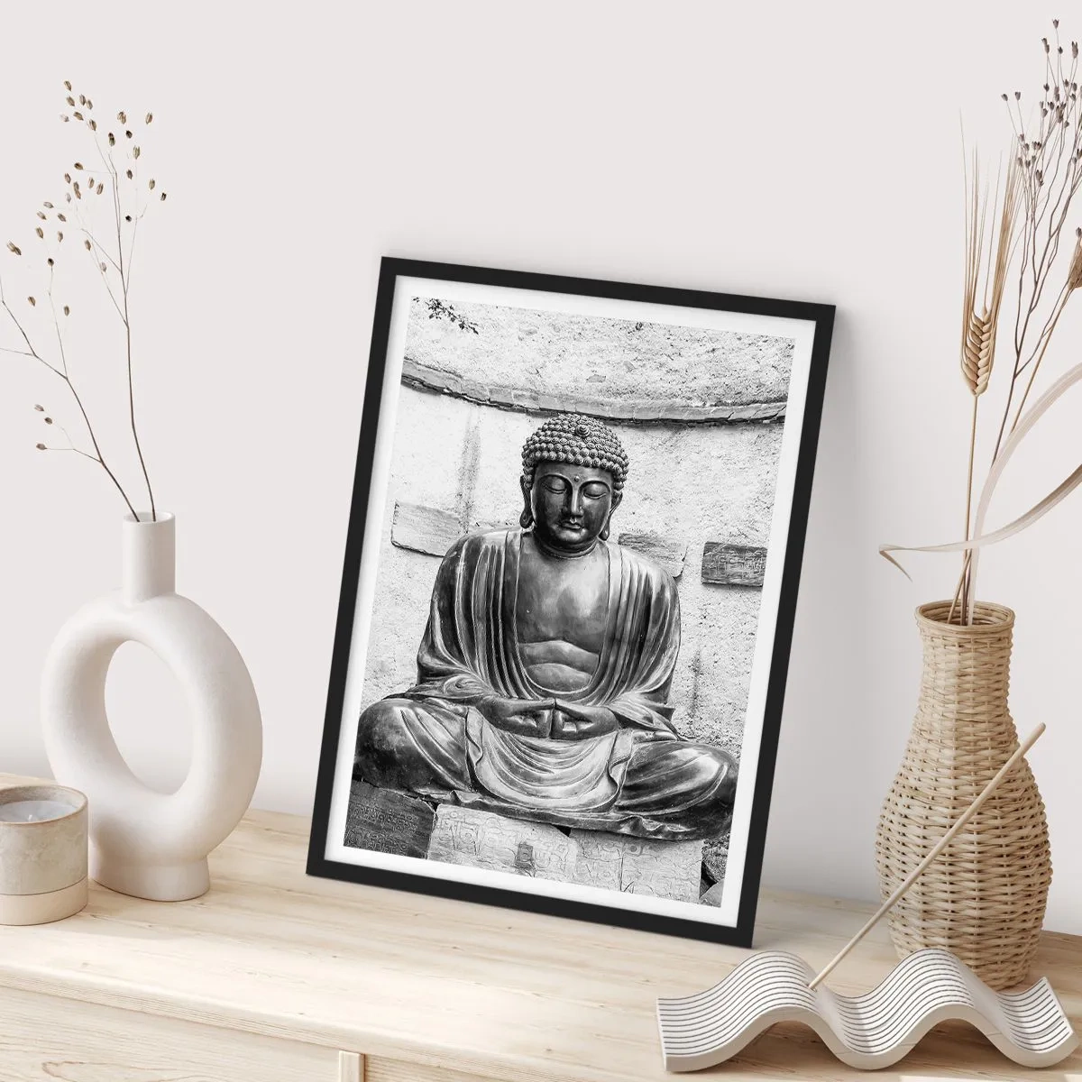 Poster in cornice nera - Una scultura di Buddha in posizione meditativa in toni monocromatici - 50x70cm - Alla fonte della pace - Decorazione murale moderna per soggiorno e camera da letto ARTTOR