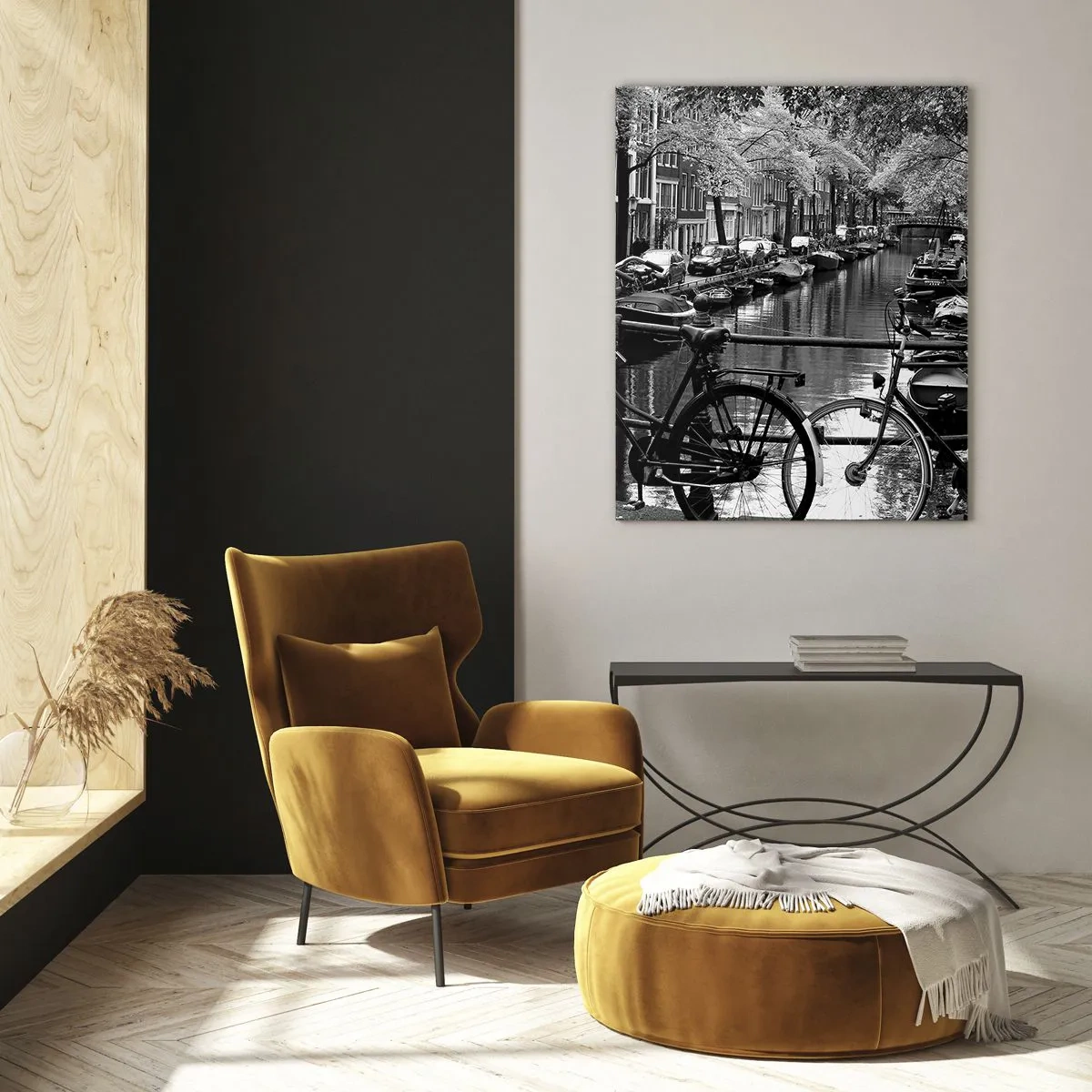 Quadro su vetro - Vista in bianco e nero di un canale con biciclette e barche - 50x70cm - Vista molto olandese - Decorazione murale moderna per soggiorno e camera da letto ARTTOR