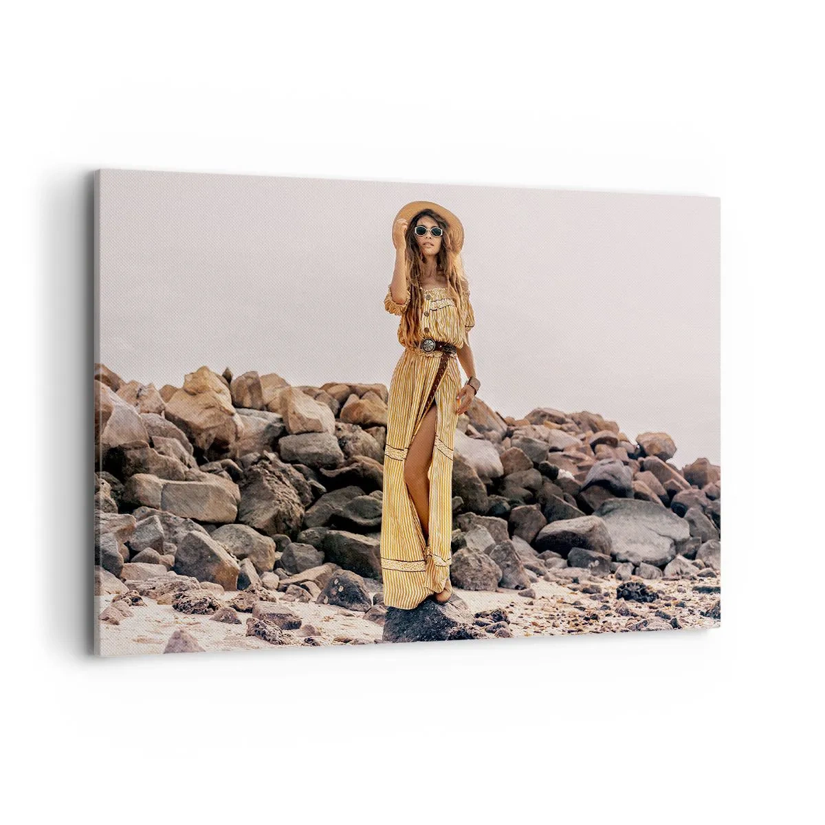Quadro su tela - Stampe su Tela - Una donna in stile boho sullo sfondo di una spiaggia rocciosa - 120x80cm - La magia delle pietre - Decorazione murale moderna per soggiorno e camera da letto ARTTOR