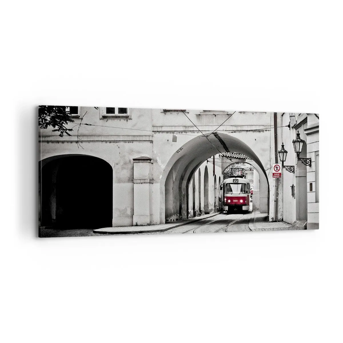 Quadro su tela - Stampe su Tela - Un tram bianco e nero in una strada storica della città - 120x50cm - Attraverso il labirinto cittadino - Decorazione murale moderna per soggiorno e camera da letto ARTTOR
