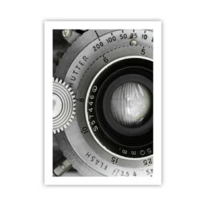 Poster - Primo piano dell'obiettivo di una macchina fotografica con dettagli metallici - 50x70cm - Racconto su Hollywood - Decorazione murale moderna per soggiorno e camera da letto ARTTOR