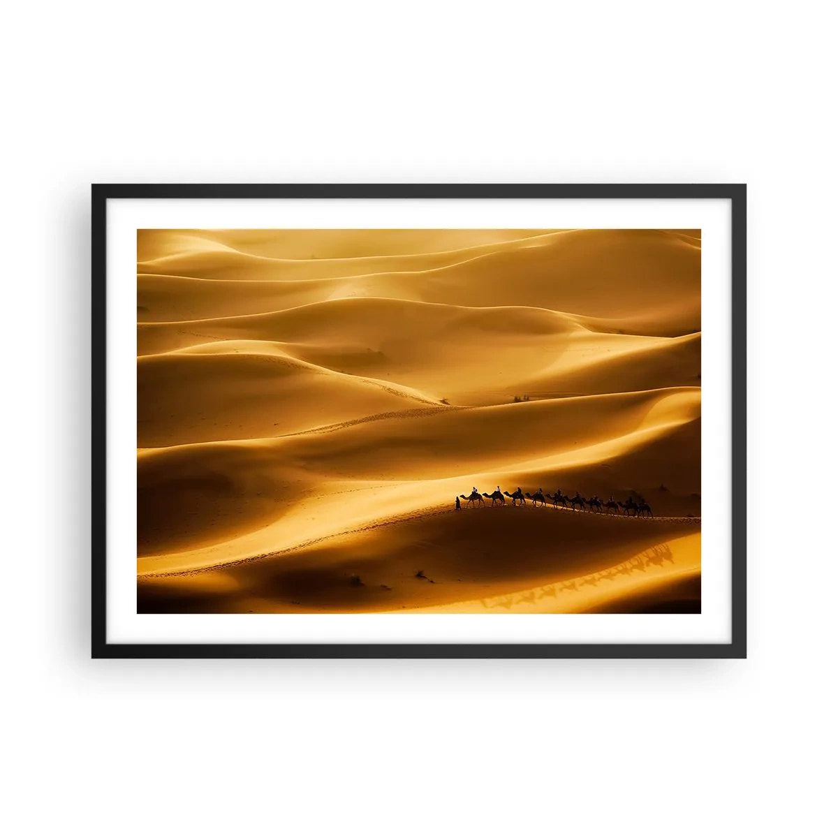 Poster in cornice nera - Una carovana di cammelli vaga tra le dune dorate del deserto. - 70x50cm - La carovana sulle onde del deserto - Decorazione murale moderna per soggiorno e camera da letto ARTTOR