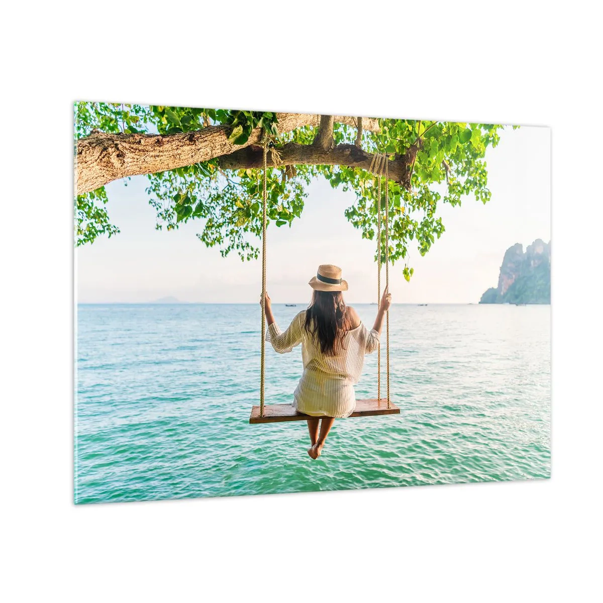 Quadro su vetro - Donna su un'altalena in riva al mare in un ambiente tropicale - 70x50cm - La vita è bella - Decorazione murale moderna per soggiorno e camera da letto ARTTOR