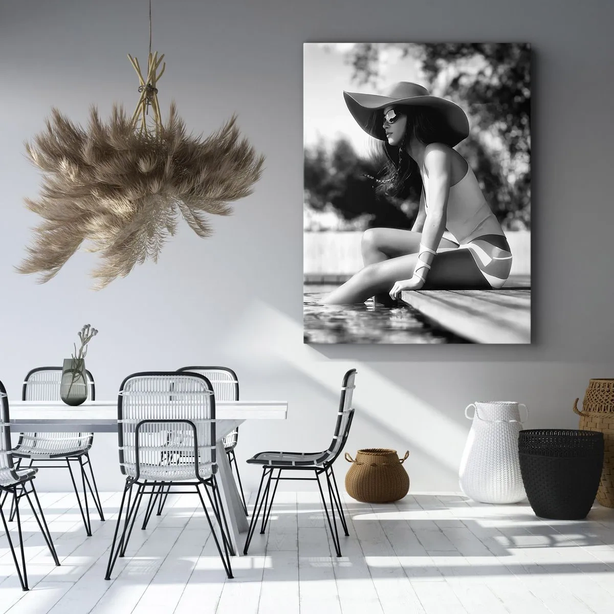 Quadro su tela - Stampe su Tela - Donna con cappello in piscina in bianco e nero - 80x120cm - Sogno estivo - Decorazione murale moderna per soggiorno e camera da letto ARTTOR