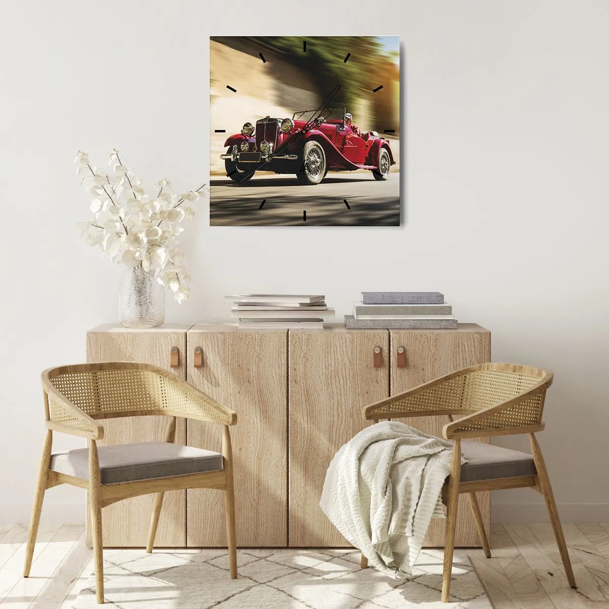 Orologio da parete - Orologio in Vetro - Auto d'epoca rossa in movimento su una strada soleggiata - 30x30cm - Più bella della Nike di Samotracia - Decorazione murale moderna per soggiorno e camera da letto ARTTOR