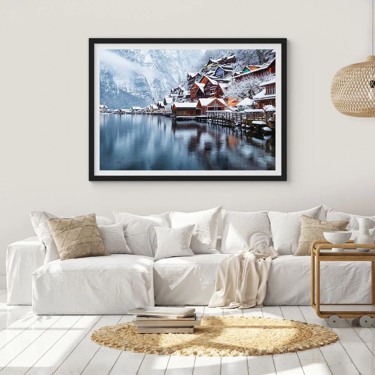 Poster in cornice nera - Vista invernale di un villaggio di montagna in riva al lago - 100x70cm - Decorazione invernale - Decorazione murale moderna per soggiorno e camera da letto ARTTOR