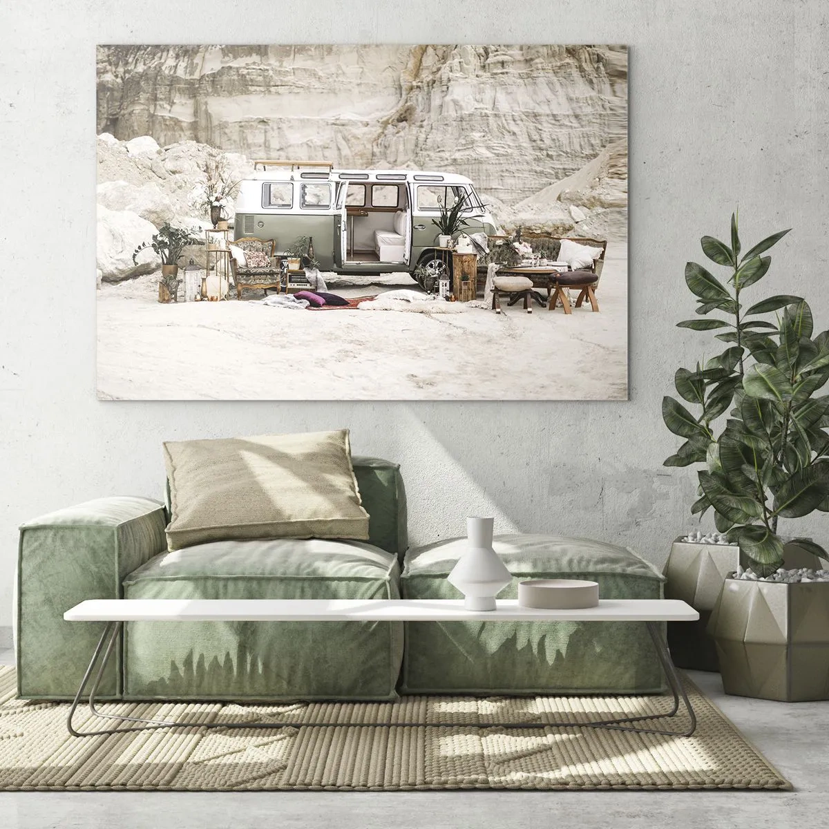 Quadro su vetro - L'interno di un camper in un ambiente desertico, con elementi boho e naturali. - 120x80cm - è tempo di viaggiare - Decorazione murale moderna per soggiorno e camera da letto ARTTOR
