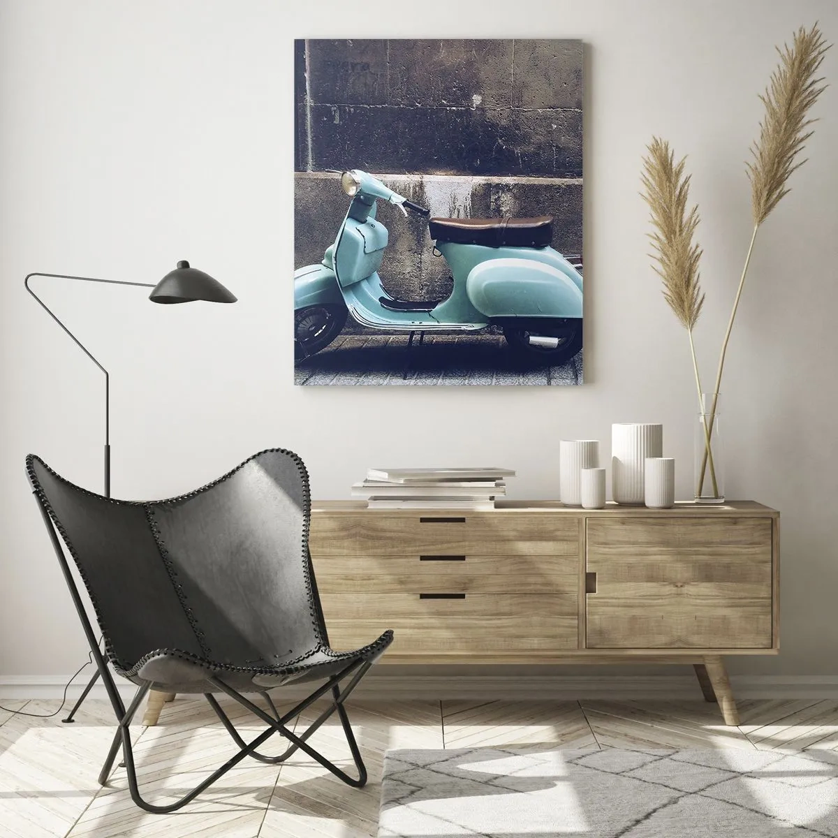 Quadro su vetro - Uno scooter blu contro il muro di un edificio - 50x70cm - Atmosfera indimenticabile - Decorazione murale moderna per soggiorno e camera da letto ARTTOR