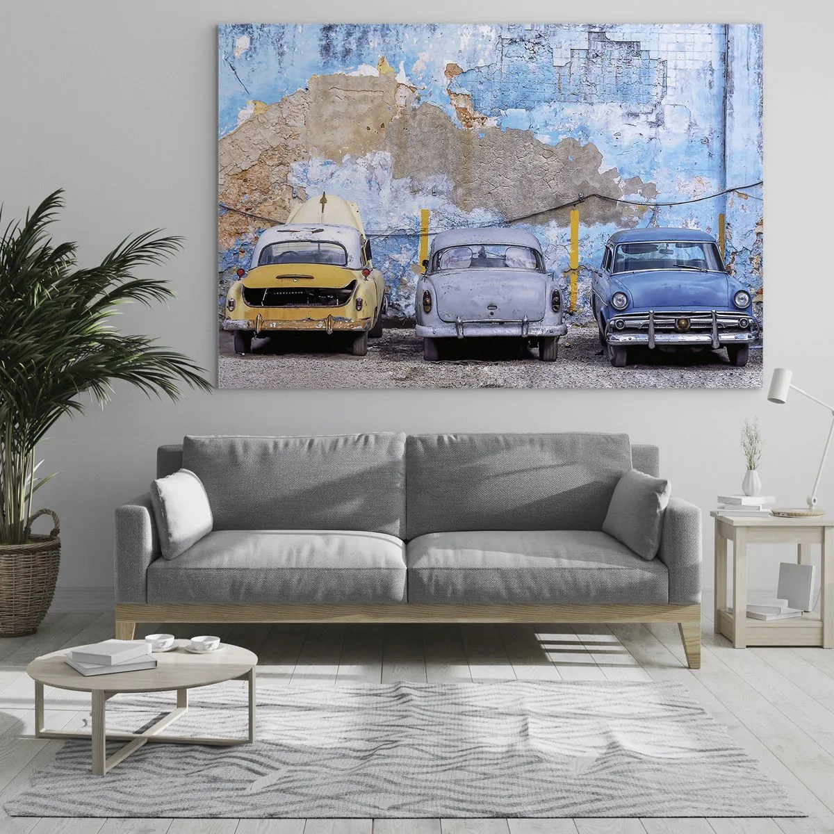 Quadro su vetro - Auto d'epoca sullo sfondo di un muro in rovina - 120x80cm - L'incontro dei veterani - Decorazione murale moderna per soggiorno e camera da letto ARTTOR
