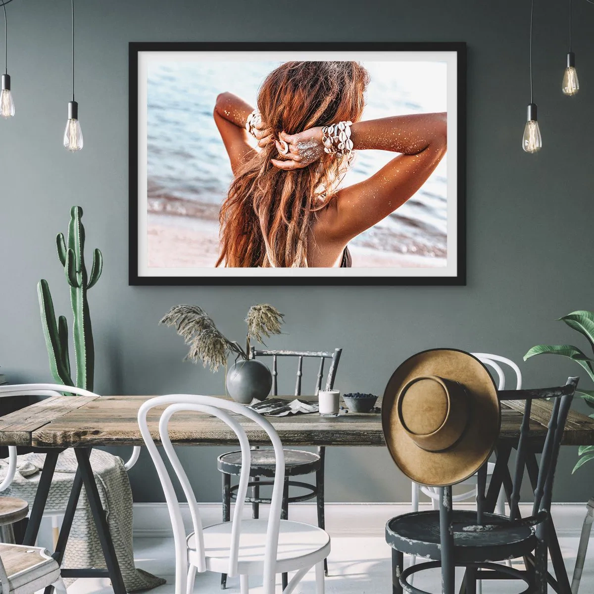 Poster in cornice nera - Una donna sulla spiaggia con i capelli che svolazzano al sole - 70x50cm - Sorella dell'acqua e del sole - Decorazione murale moderna per soggiorno e camera da letto ARTTOR