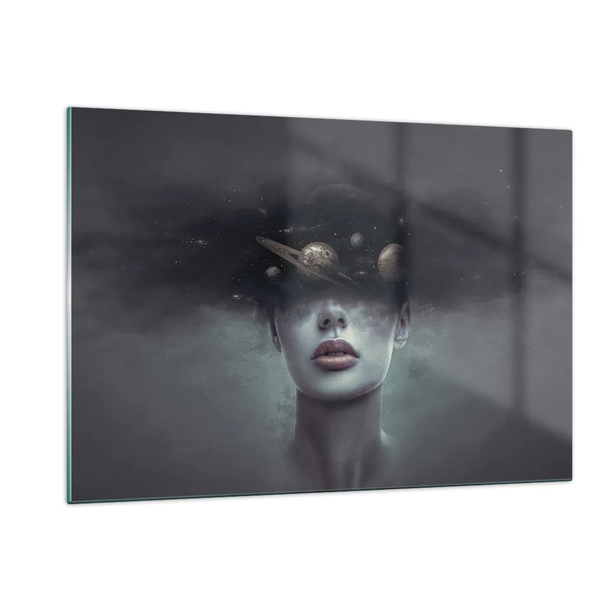 Quadro su vetro - Una donna con pianeti al posto della testa in una composizione surreale - 120x80cm - E i pianeti folleggiano... - Decorazione murale moderna per soggiorno e camera da letto ARTTOR