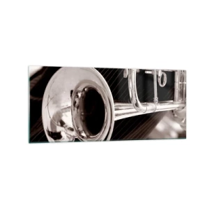 Quadro su vetro - Primo piano di una tromba d'argento su un elegante sfondo in tessuto. - 120x50cm - Viaggio musicale negli anni '30 - Decorazione murale moderna per soggiorno e camera da letto ARTTOR