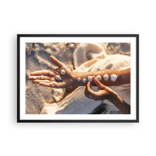 Poster in cornice nera - Mani con conchiglie disposte sullo sfondo di sabbia - 70x50cm - La bellezza a portata di mano - Decorazione murale moderna per soggiorno e camera da letto ARTTOR
