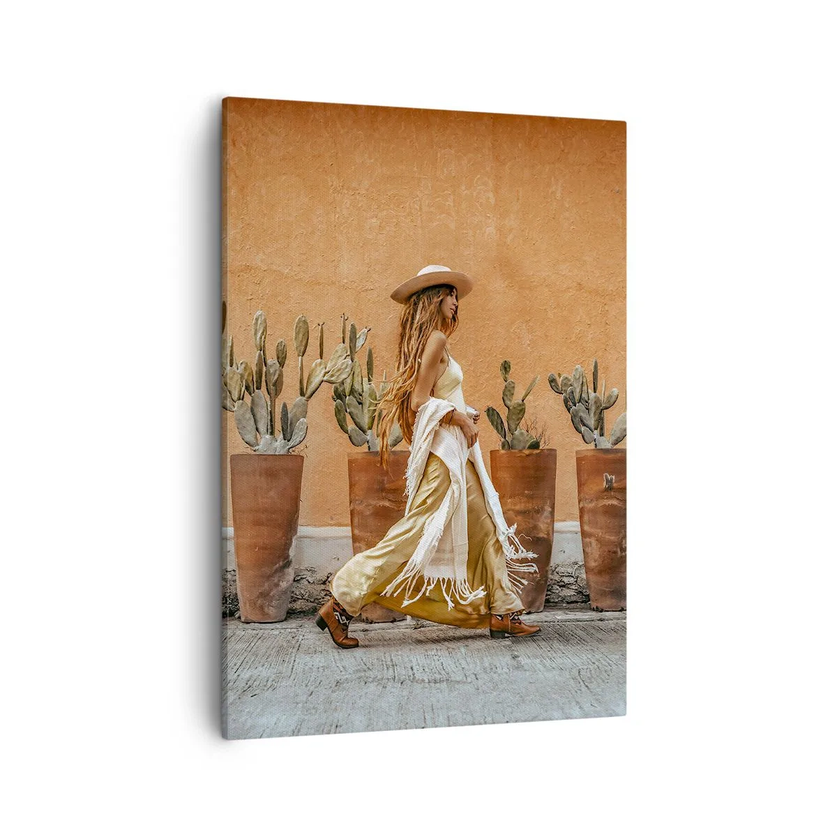 Quadro su tela - Stampe su Tela - Una donna in stile boho con vasi di cactus sullo sfondo. - 50x70cm - In stile hippy - Decorazione murale moderna per soggiorno e camera da letto ARTTOR