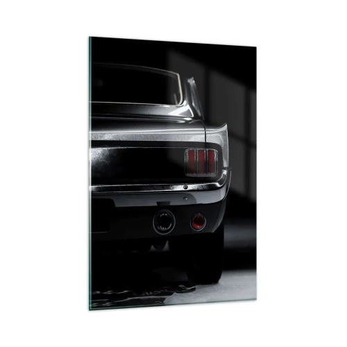 Quadro su vetro - Un'immagine in bianco e nero della parte posteriore di un'auto d'epoca su uno sfondo scuro. - 80x120cm - Il fascino del classico - Decorazione murale moderna per soggiorno e camera da letto ARTTOR