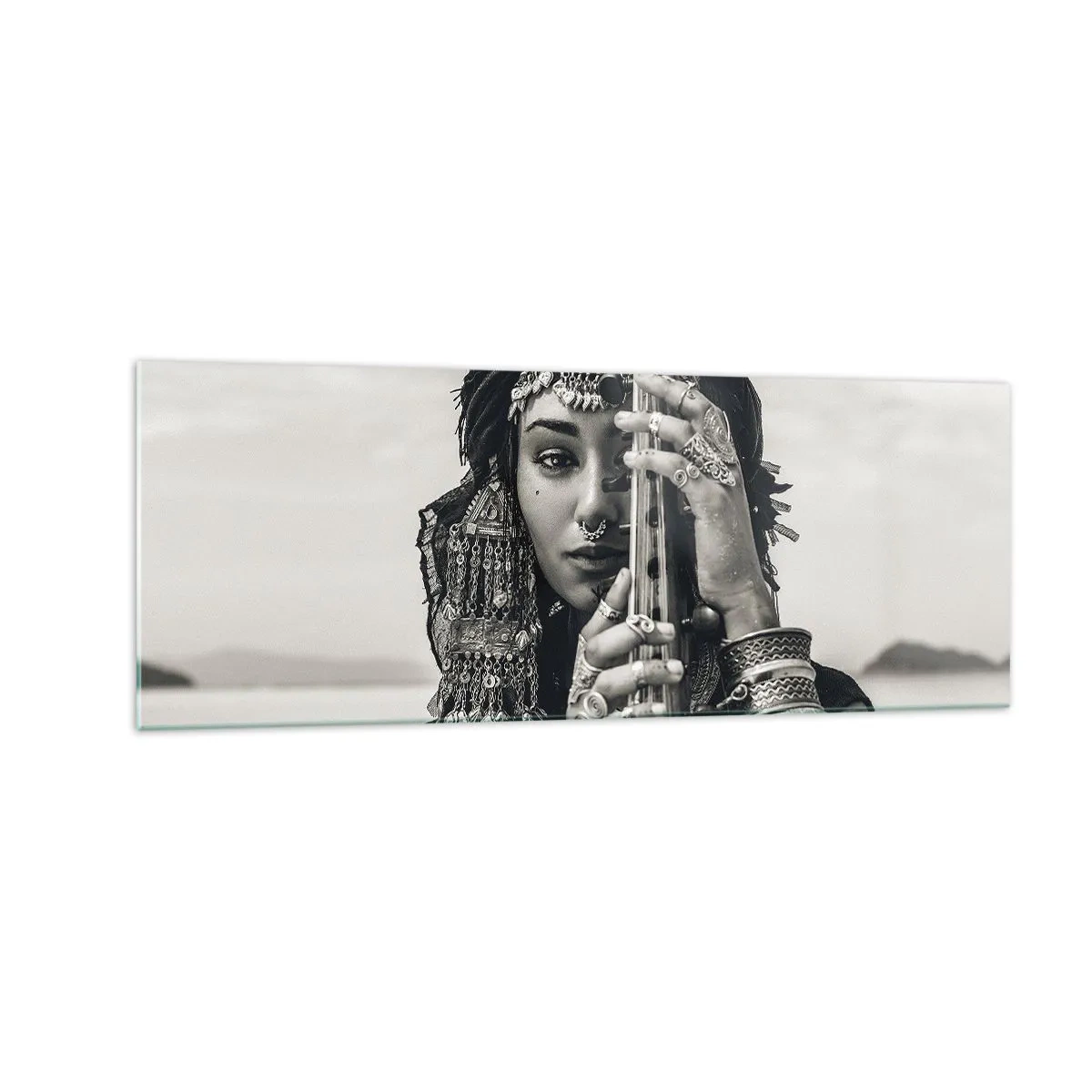Quadro su vetro - Ritratto di una donna con gioielli etnici che tiene uno strumento in mano - 140x50cm - La musica dell'oriente - Decorazione murale moderna per soggiorno e camera da letto ARTTOR