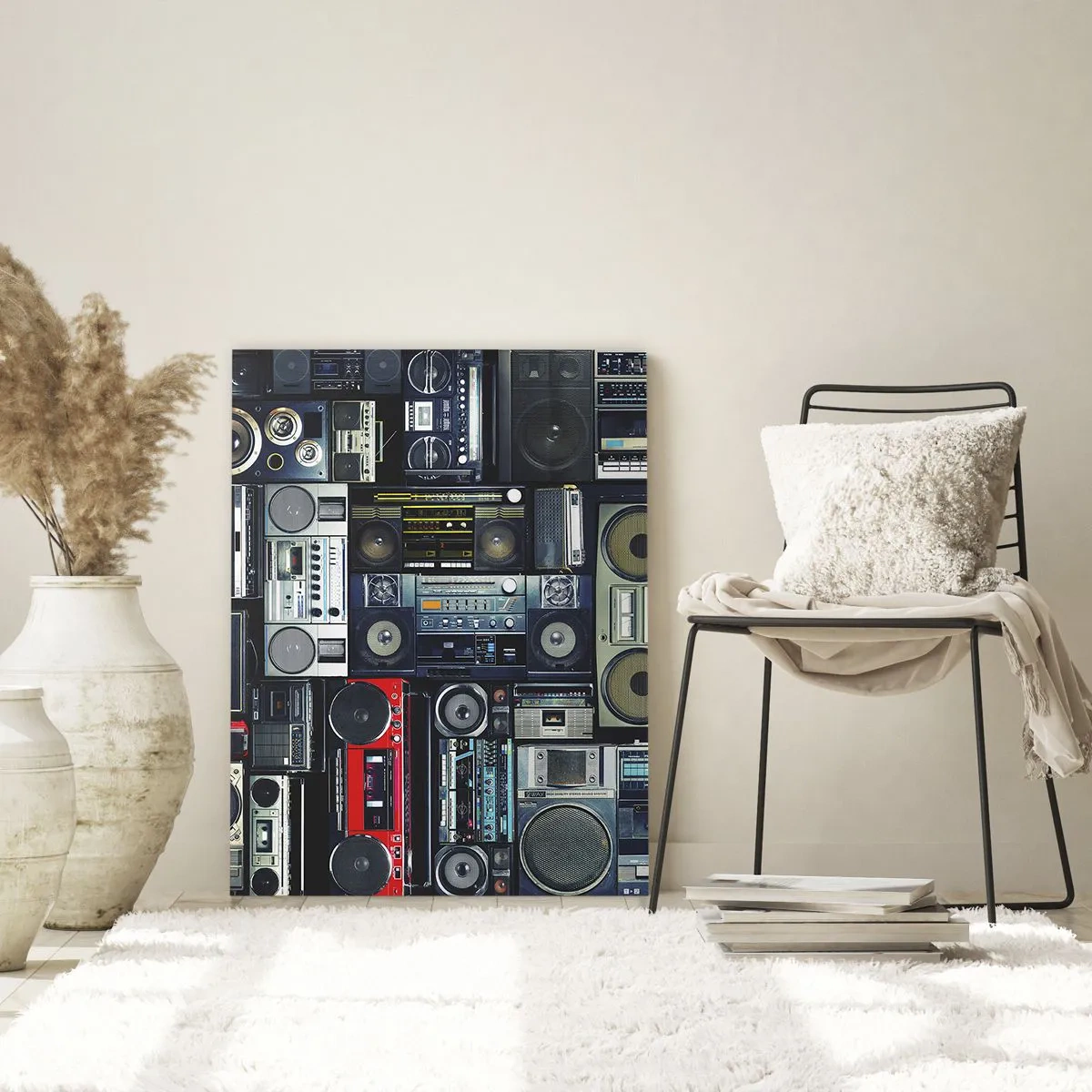 Quadro su vetro - Un collage di radio e registratori retrò su uno sfondo scuro. - 50x70cm - Nostalgia degli anni '80 - Decorazione murale moderna per soggiorno e camera da letto ARTTOR