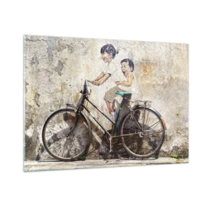 Quadro su vetro - Un murale con una bicicletta e figure di bambini sullo sfondo di un muro. - 100x70cm - Vero o falso? - Decorazione murale moderna per soggiorno e camera da letto ARTTOR