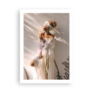 Poster - Donna elegante con un abito boho contro una parete chiara - 50x70cm - Il sole e la ragazza - Decorazione murale moderna per soggiorno e camera da letto ARTTOR