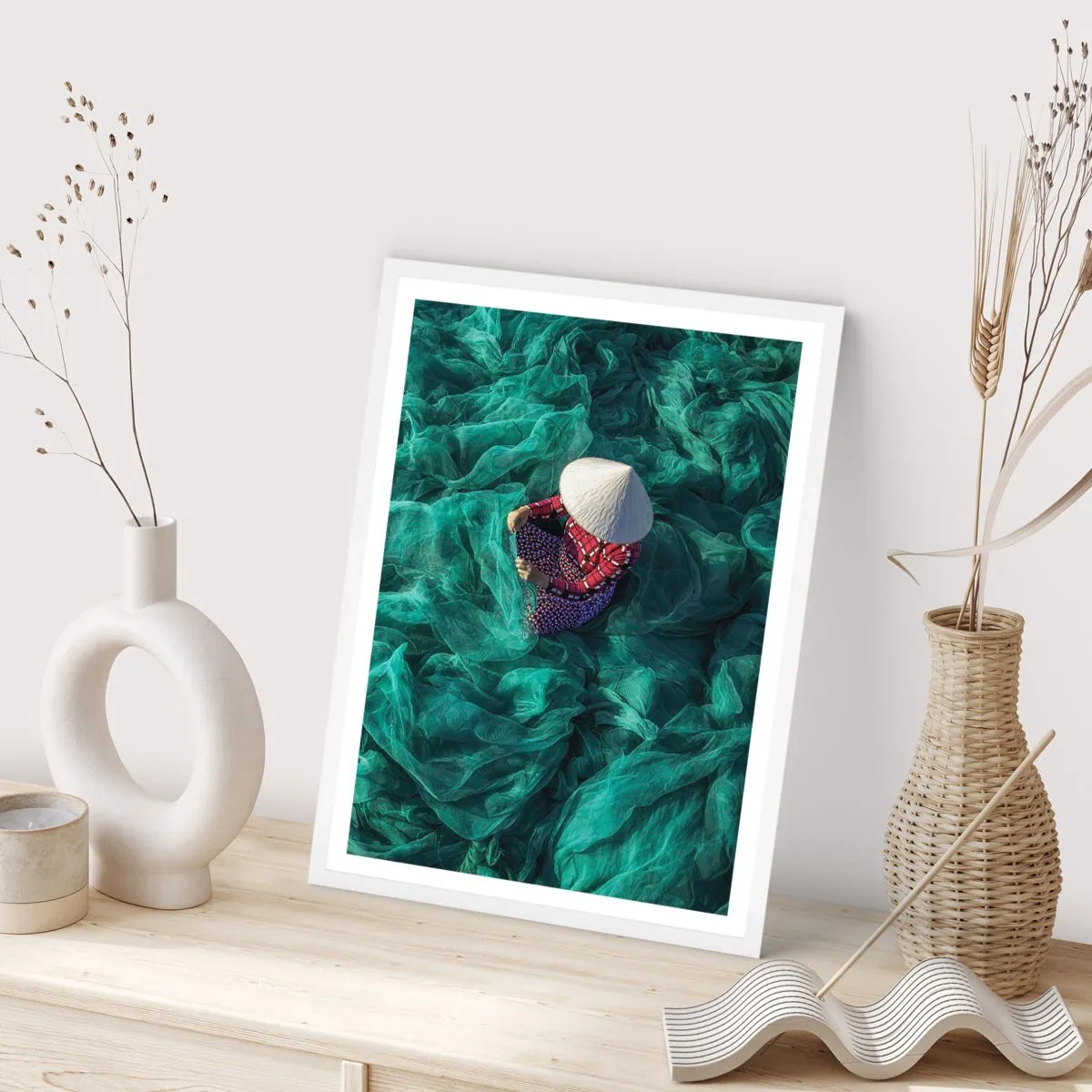 Poster in cornice bianca - Nel mare di reti - 61x91 cm