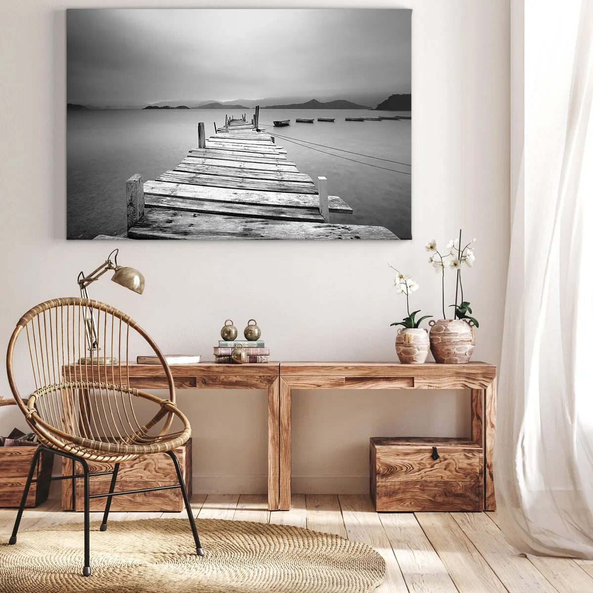 Quadro su tela - Stampe su Tela - Una vista in bianco e nero di un molo di legno e di un lago calmo. - 100x70cm - Dietro i monti, dietro i mari - Decorazione murale moderna per soggiorno e camera da letto ARTTOR