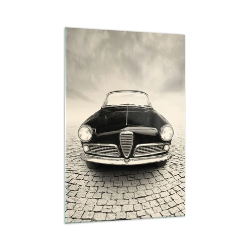 Quadro su vetro - Un'auto d'epoca su una piazza di ciottoli in stile monocromatico - 70x100cm - Come non amarmi? - Decorazione murale moderna per soggiorno e camera da letto ARTTOR