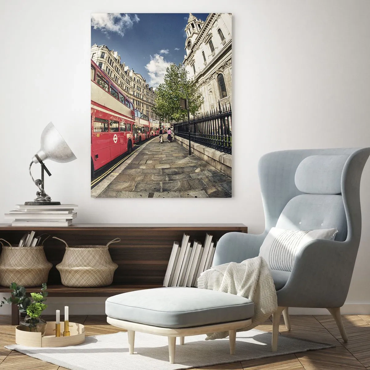 Quadro su vetro - Un autobus rosso a due piani in un contesto urbano - 50x70cm - Via di Londra in grigio e rosso - Decorazione murale moderna per soggiorno e camera da letto ARTTOR
