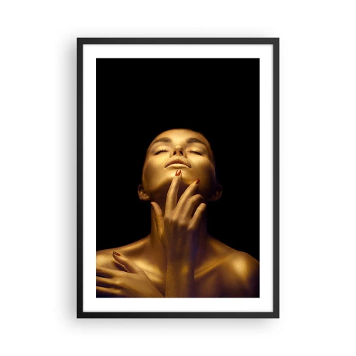 Poster in cornice nera - Una figura dorata su sfondo nero in una posa elegante - 50x70cm - Come seta d'oro - Decorazione murale moderna per soggiorno e camera da letto ARTTOR