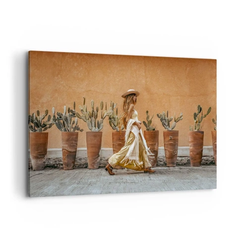 Quadro su tela - Stampe su Tela - Una donna in stile boho con vasi di cactus sullo sfondo. - 120x80cm - In stile hippy - Decorazione murale moderna per soggiorno e camera da letto ARTTOR