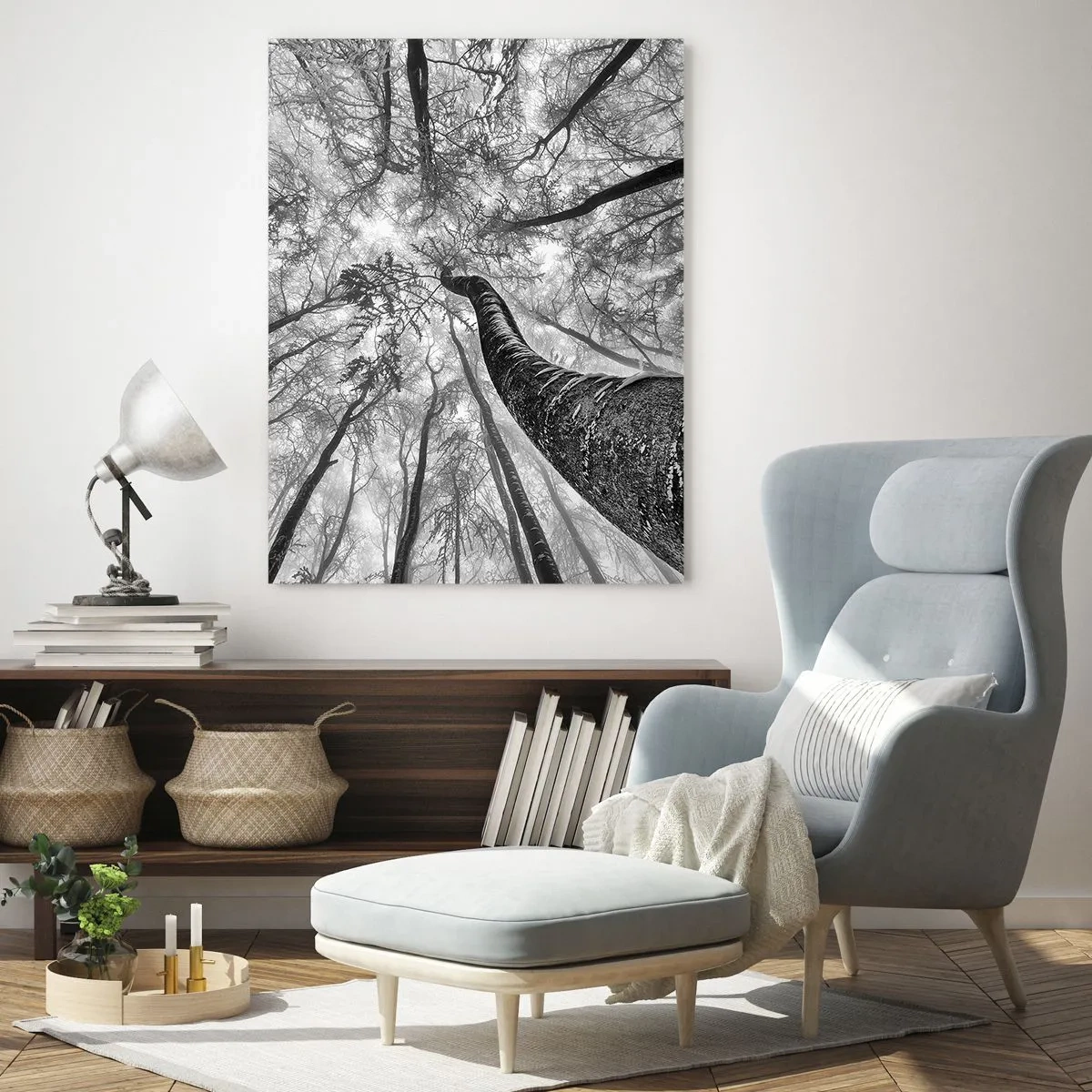 Quadro su vetro - Prospettiva degli alberi in una foresta visti dal basso in tonalità di grigio - 70x100cm - La corsa verso la luce - Decorazione murale moderna per soggiorno e camera da letto ARTTOR