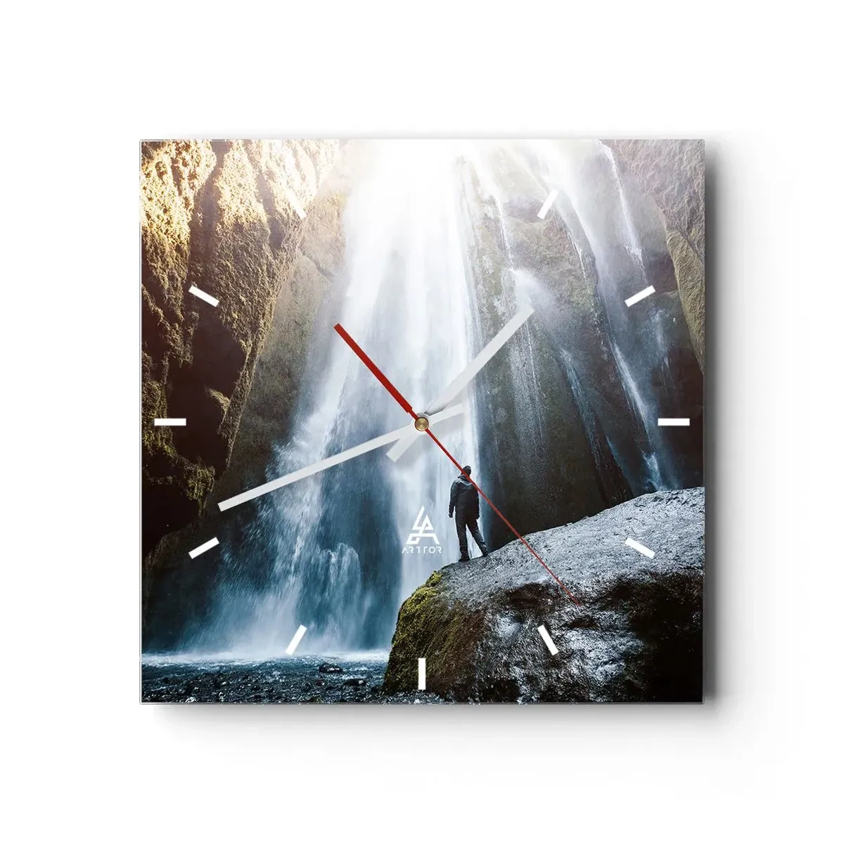 Orologio da parete - Orologio in Vetro - Una figura sullo sfondo di una maestosa cascata in una gola rocciosa - 30x30cm - Ripristino delle proporzioni - Decorazione murale moderna per soggiorno e camera da letto ARTTOR