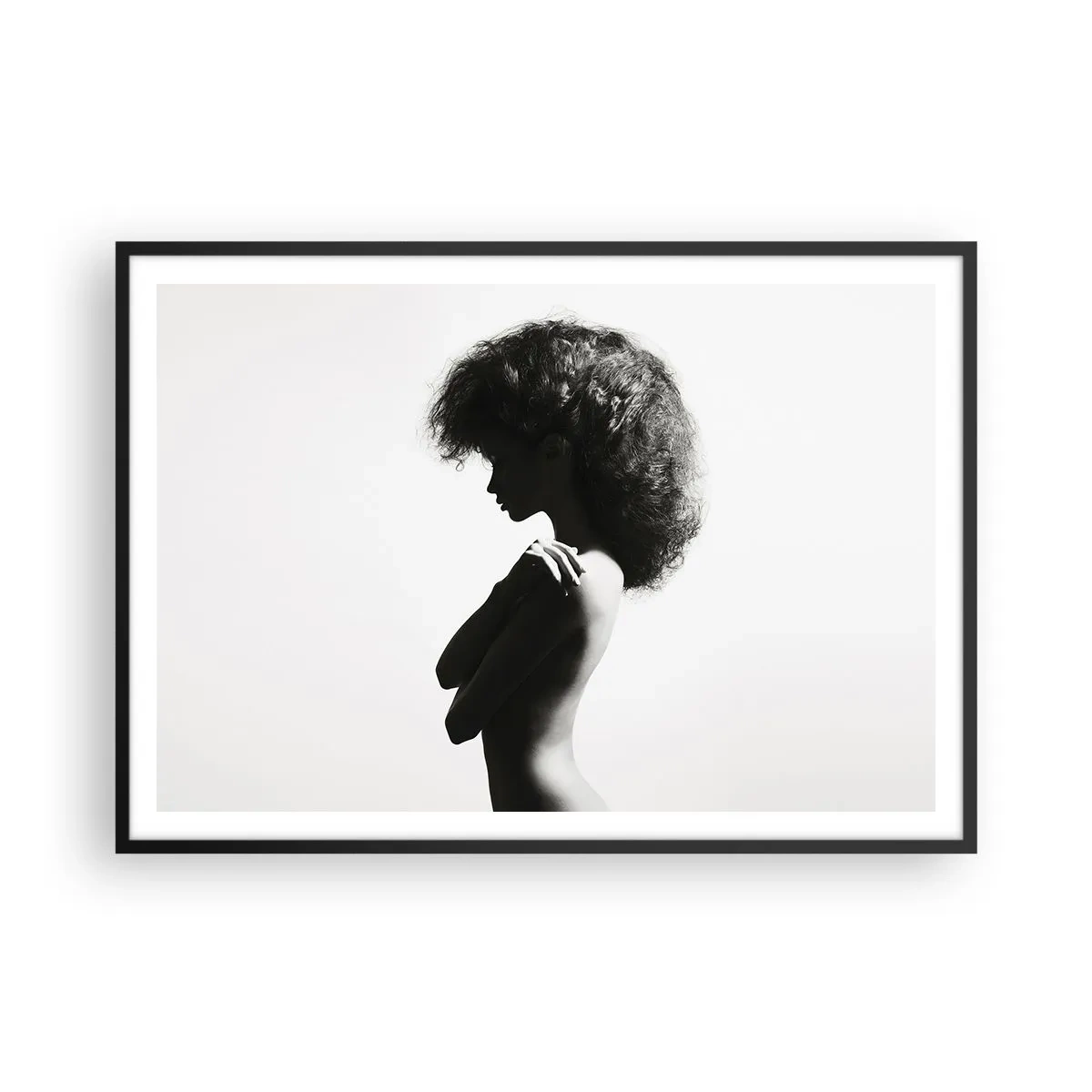 Poster in cornice nera - Una sottile silhouette di una donna in tonalità di bianco e nero su uno sfondo chiaro - 100x70cm - Come un fiore su un gambo snello - Decorazione murale moderna per soggiorno e camera da letto ARTTOR