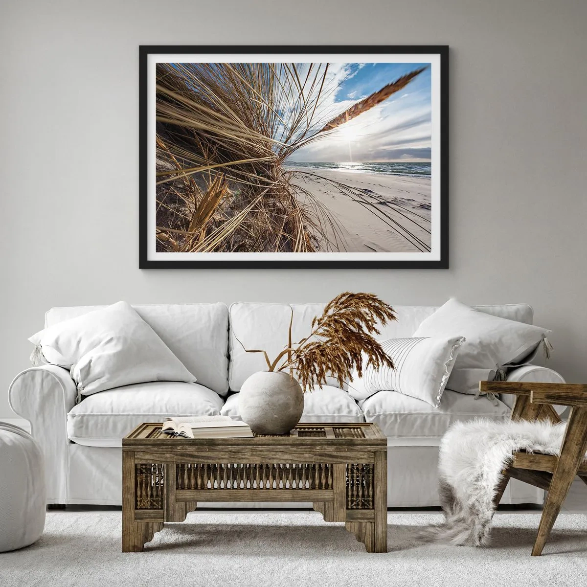 Poster in cornice nera - Una spiaggia con erba secca sulle dune e vista sul mare - 70x50cm - L'incontro degli elementi - Decorazione murale moderna per soggiorno e camera da letto ARTTOR
