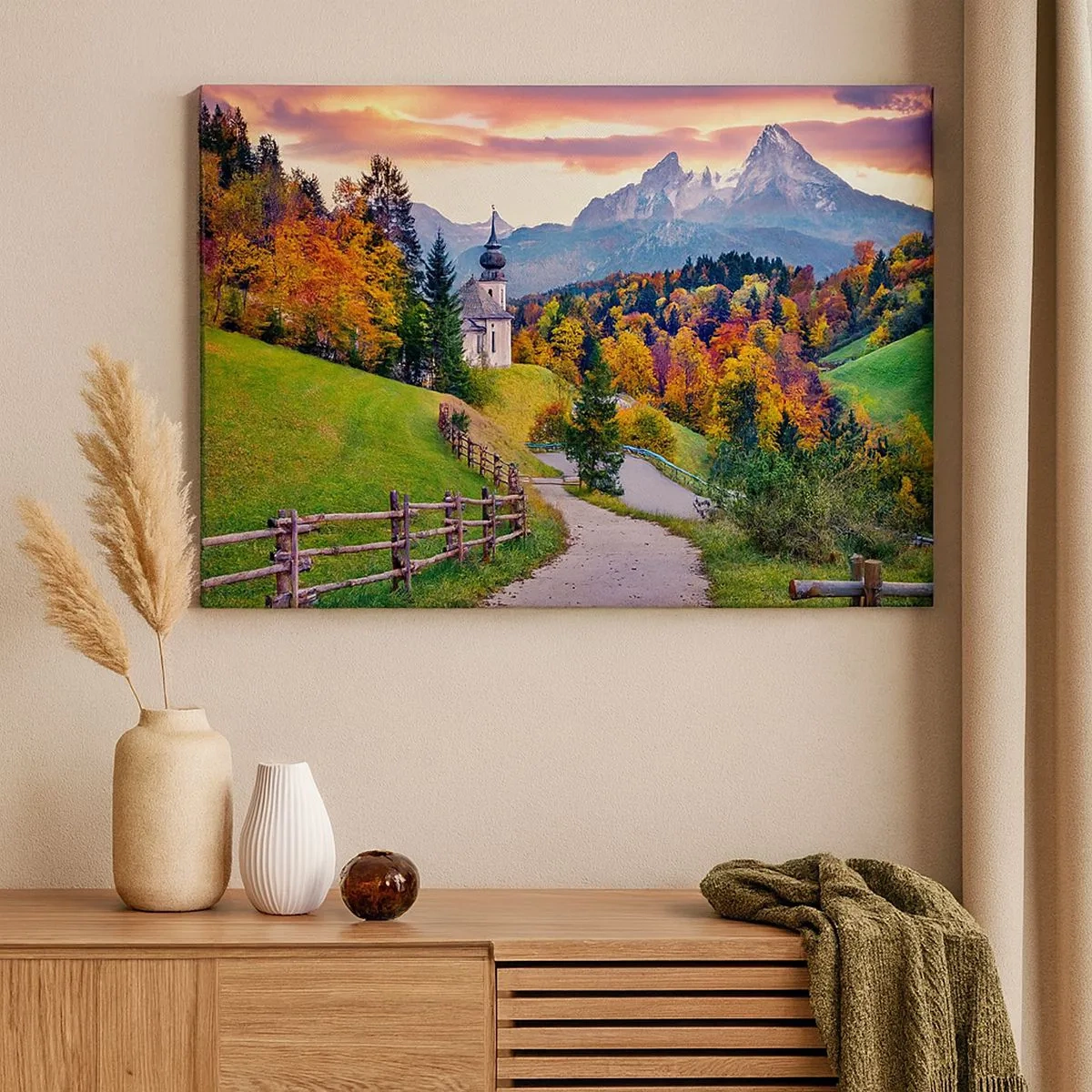 Quadro su tela - Stampe su Tela - Paesaggio montano autunnale con cappella e tramonto - 70x50cm - Un paesaggio come dipinto - Decorazione murale moderna per soggiorno e camera da letto ARTTOR