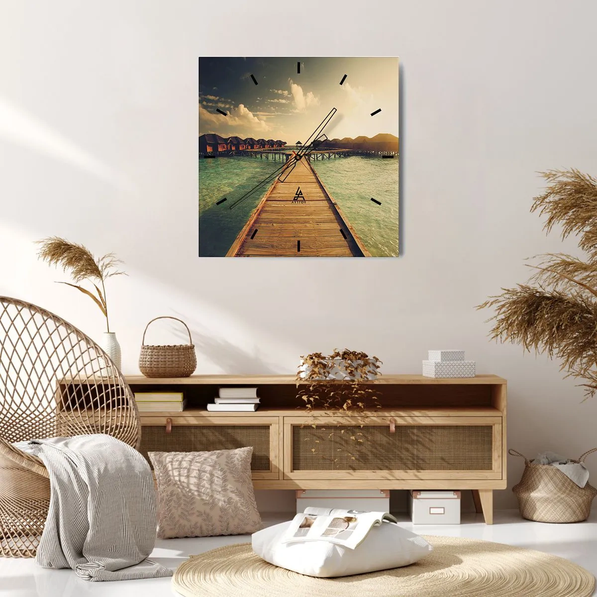 Orologio da parete - Orologio in Vetro - Un molo di legno che conduce alle case sull'acqua, illuminate dai raggi del sole. - 30x30cm - Caldo invito - Decorazione murale moderna per soggiorno e camera da letto ARTTOR