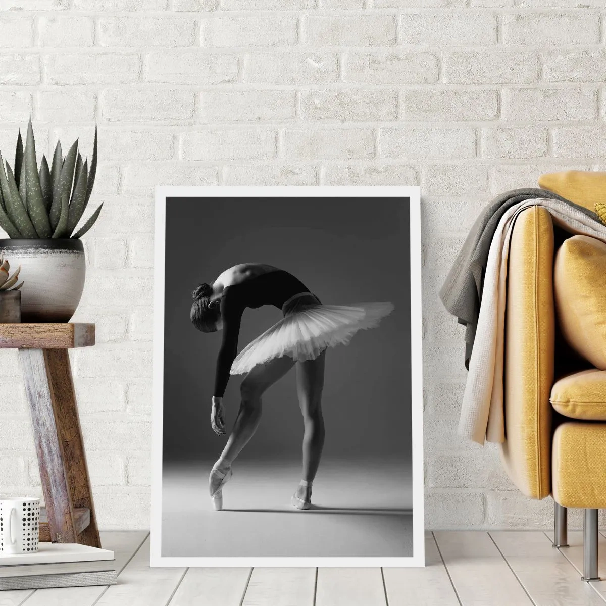 Poster - Una ballerina in una composizione in bianco e nero in una posa elegante - 50x70cm - Bella ballerina - Decorazione murale moderna per soggiorno e camera da letto ARTTOR