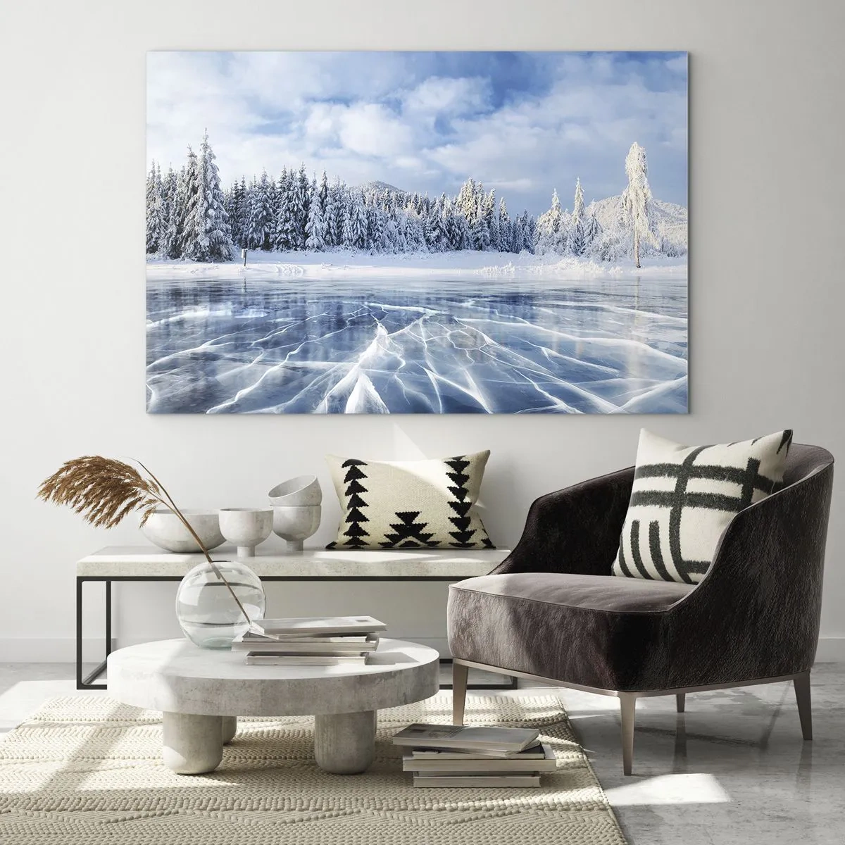 Quadro su vetro - Un lago ghiacciato circondato da una foresta invernale - 100x70cm - Vista lucente e cristallina - Decorazione murale moderna per soggiorno e camera da letto ARTTOR