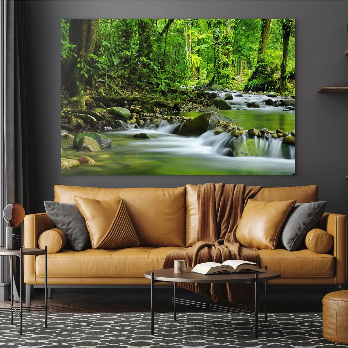 Quadro su vetro - Un ruscello nella foresta circondato da una vegetazione lussureggiante - 70x50cm - Fluttuando in un mare di verde - Decorazione murale moderna per soggiorno e camera da letto ARTTOR