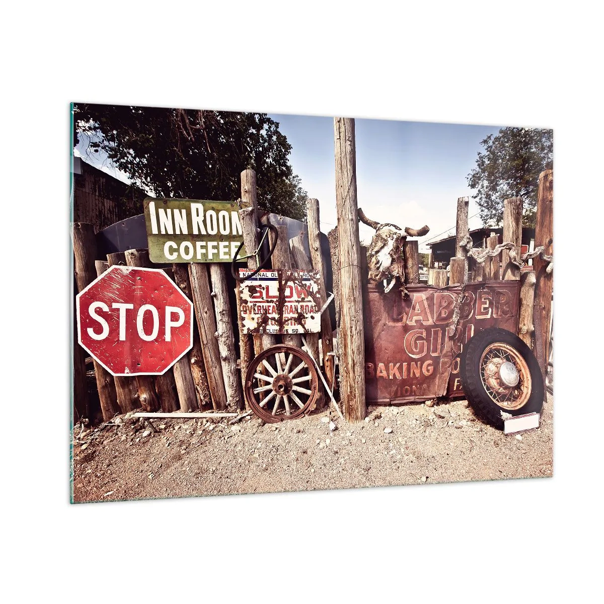 Quadro su vetro - Recinzione in legno con insegne e ruote d'epoca - 100x70cm - E il tempo si è fermato - Decorazione murale moderna per soggiorno e camera da letto ARTTOR