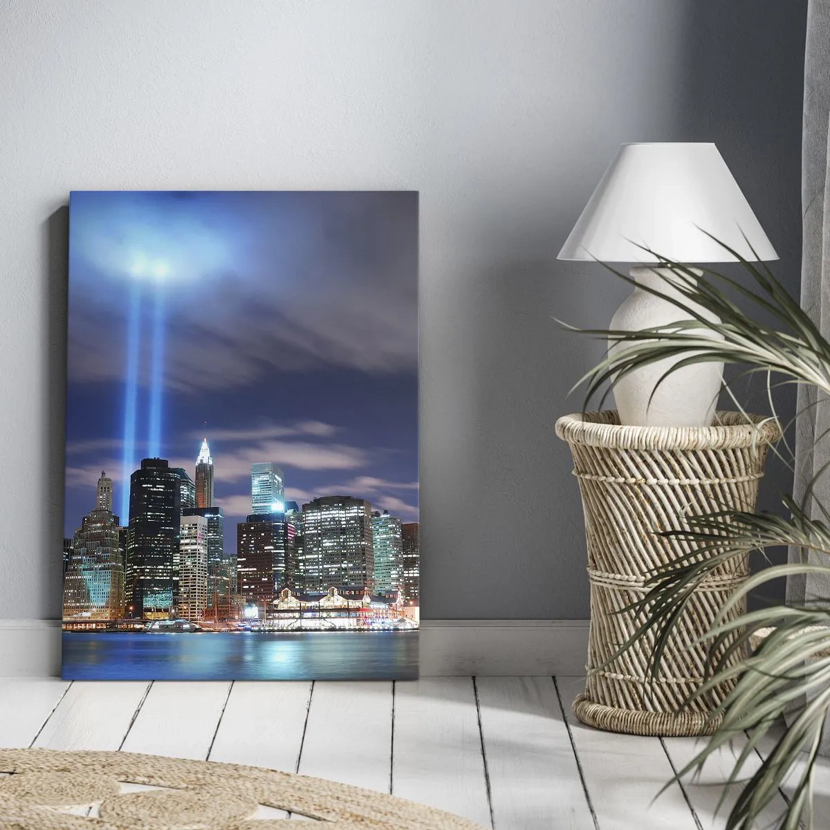 Quadro su tela - Stampe su Tela - Panorama notturno della città con due fasci di luce luminosi nel cielo - 80x120cm - Toccare il cielo con la luce - Decorazione murale moderna per soggiorno e camera da letto ARTTOR