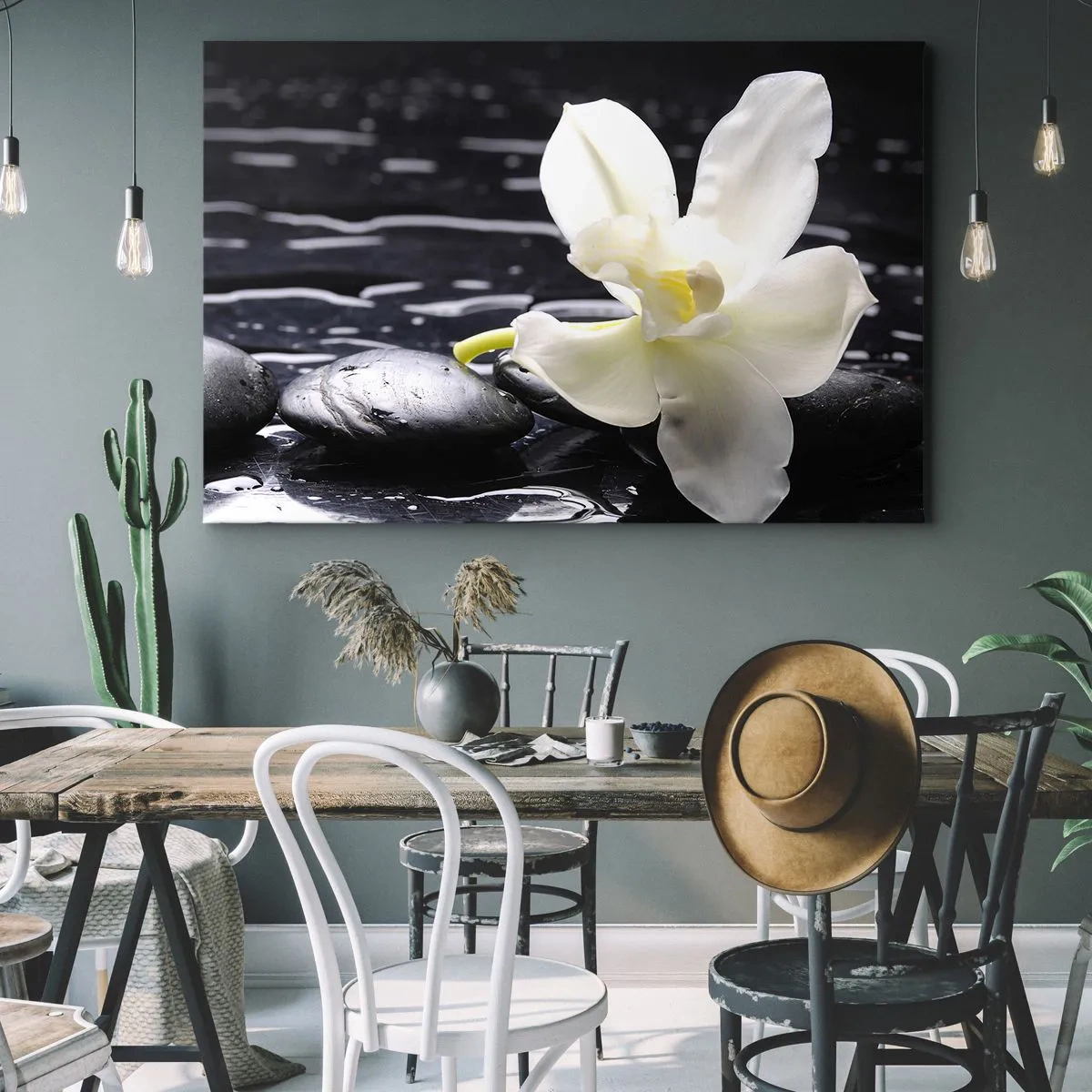 Quadro su tela - Stampe su Tela - Un'orchidea bianca su uno sfondo di pietre nere e acqua. - 120x80cm - Studio in bianco e nero - Decorazione murale moderna per soggiorno e camera da letto ARTTOR