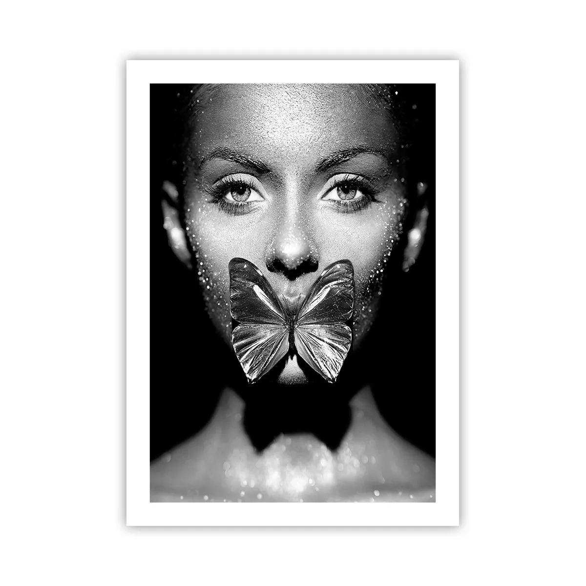 Poster - Ritratto di una donna con una farfalla sulle labbra in bianco e nero - 50x70cm - Il bacio delle farfalle - Decorazione murale moderna per soggiorno e camera da letto ARTTOR